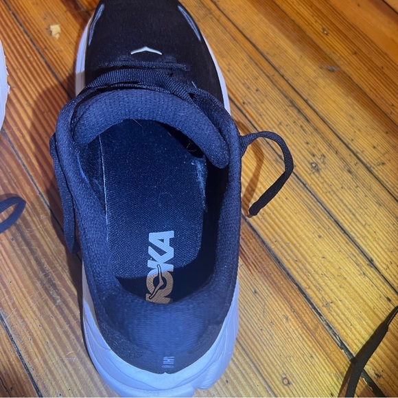 Barely worn - Hoka One Arahi 8 in Black and White - Size 9.5 - Picture 11 of 13